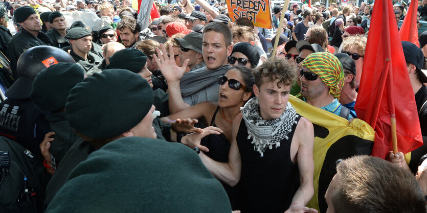 Demonstranten stehen Polizisten gegenüber und diskutieren