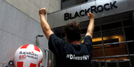 Menschen protestieren vor dem Blackrock-Firmensitz in New York