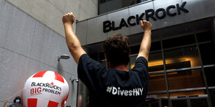 Menschen protestieren vor dem Blackrock-Firmensitz in New York