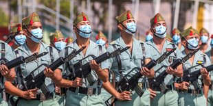 Mit aufgepflanzenten Bajonett, Soldaten der Spanischen Legion am 20.9.20 in Almeria