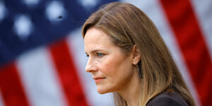 Richterin Amy Coney Barrett steht vor einer US-Flagge