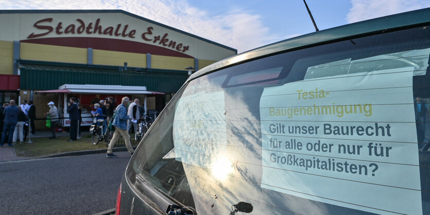 Ein auto steht vor der Stadthalle Erkner