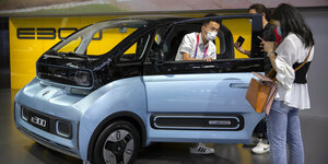 Messebesucher sehen sich auf der internationalen Automesse «Auto China 2020» in Peking den batterieelektrisch angetriebenen E300 des chinesischen Autoherstellers Baojun an.