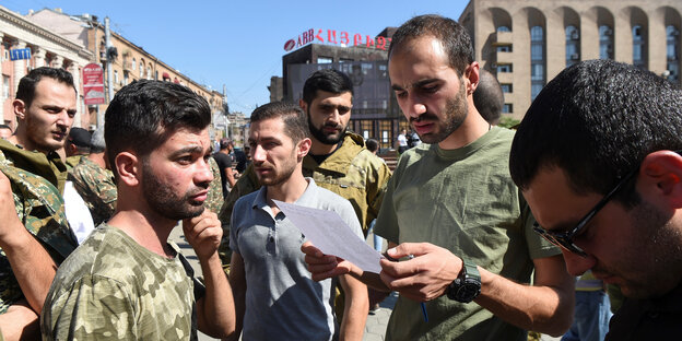 Freiwillige versammeln sich in Jerewan, Armenien.