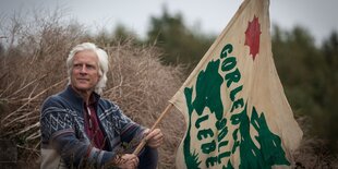 Mann mit Flagge