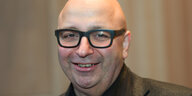 Armin Nassehi, mit Brille und Glatze, im Close-Up-Format