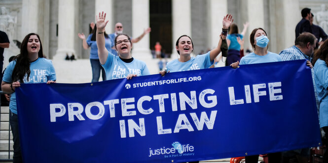 Protestbanner "Protecting Life in Law" vor dem Supreme Court