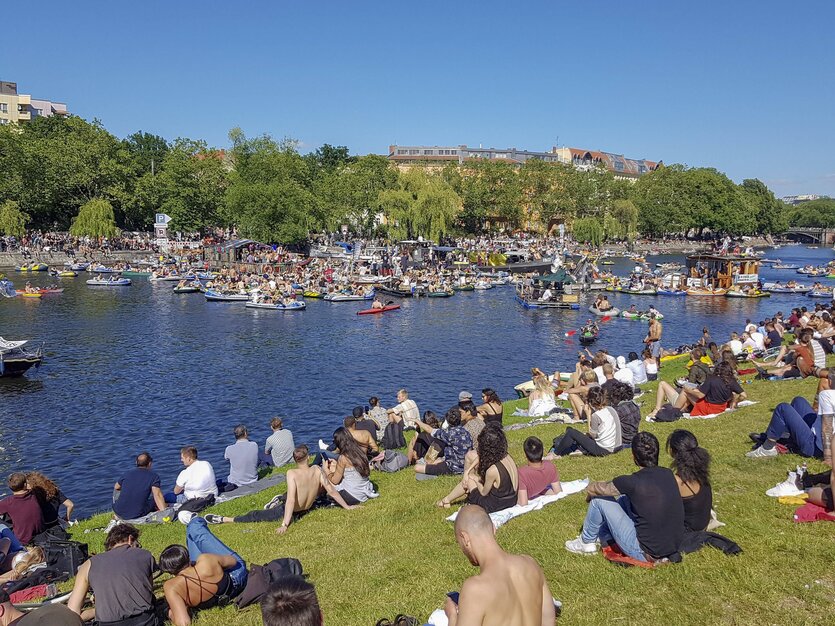 Urbanhafen vollbesetzt mit Gummibooten