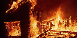 Flammen verschlingen vollständig ein Gebäude in Kalifornien