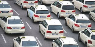 Dutzende Taxis warten in Schlange auf Fahrgäste