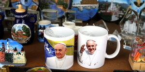 Tassen mit dem Konterfei des Papstes