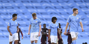 Vier Spieler von Manchester City mit traurigem Gesichtsausdruck