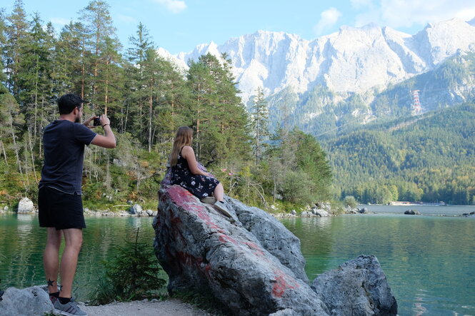 2 Menschen, 1 Felsen, 1 Bergsee