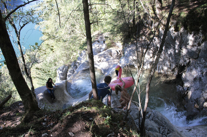 Menschen an einem Wasserfall.