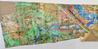 Eine handgezeichnete Karte mit Stadt, Land, Fluß, Straße, Schrift