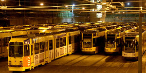 gelbe Straßenbahnen stehen im Depot