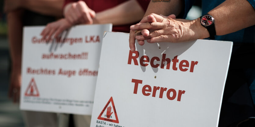 Eine Bürgerinitiative protestiert vor dem LKA für Aufklärung mit Plakaten. Auf einem steht: Rechter Terror