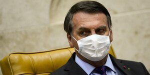 Bolsonaro mit Mund-Nasen-Schutz