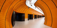 Tunnelartige Ubahnstation mit orangen Kachelwänden