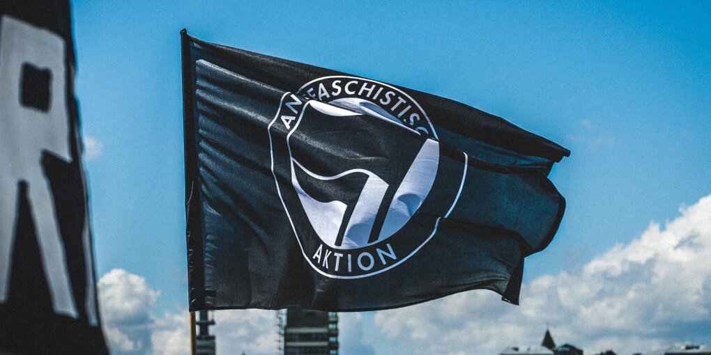 Antifa-Protesflagge bei einer Demonstration