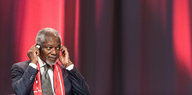 Kofi Annan vor einem roten Vorhang