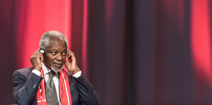 Kofi Annan vor einem roten Vorhang