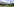Menschen stehen vor Bergpanorama