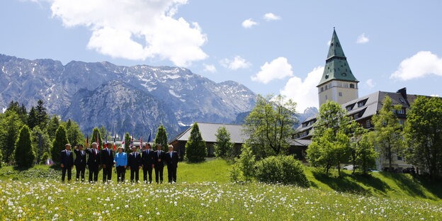 Menschen stehen vor Bergpanorama Menschen stehen vor Bergpanorama