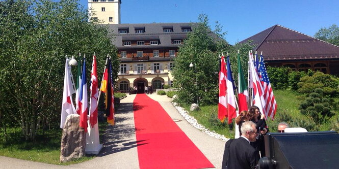 Ein roter Teppich vor einem Schloss.