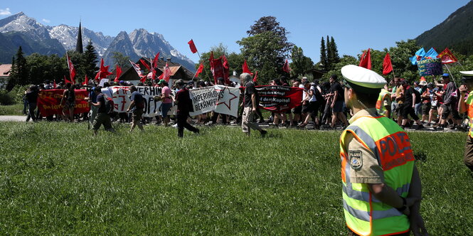 Demonstranten mit Fahnen und Transparenten