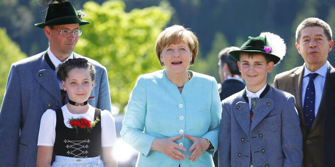 Angela Merkel und Menschen in Trachten