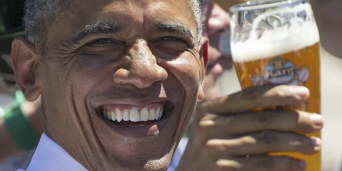 Ein Mann mit einem Bierglas