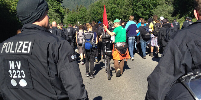 Polizisten und Demonstranten