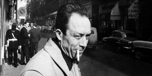 Albert Camus mit Zigarette.