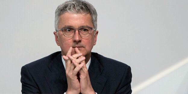 Der damalige Vorstandsvorsitzende der Audi AG, Rupert Stadler, sitzt 2017 bei der Hauptversammlung der Audi AG auf dem Podium.