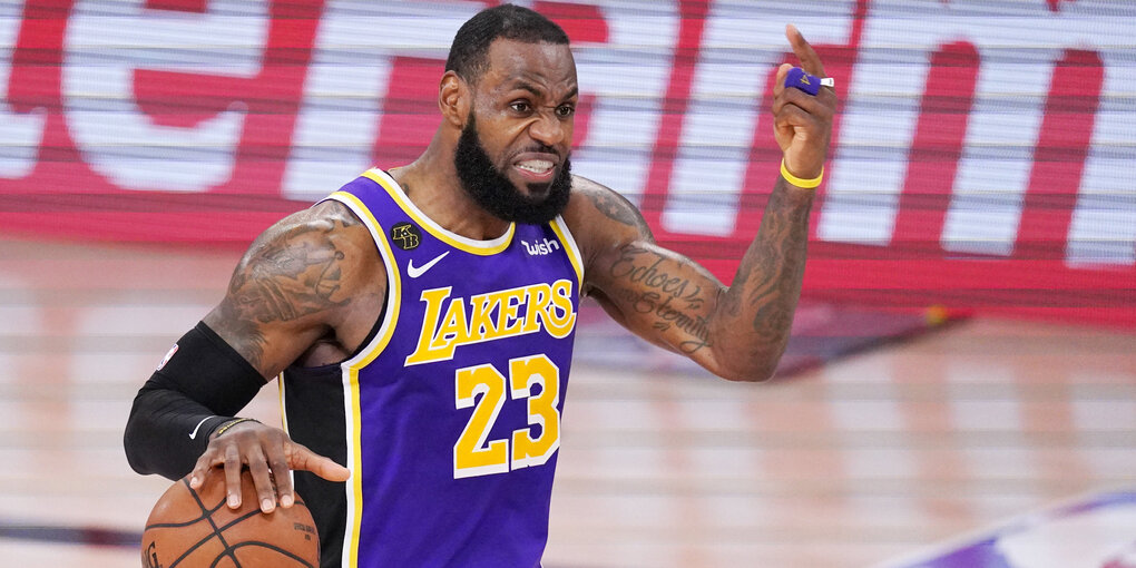 LeBron James mit Ball und erhobenem Zeigefinger