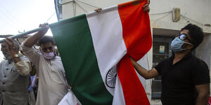 Menschen mit einer großen Indischen Flagge.