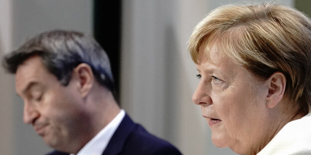 Bundeskanzlerin Angela Merkel (CDU), Markus Söder (CSU - l), Ministerpräsident von Bayern und CSU-Vorsitzender,