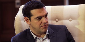 Tsipras sitzend