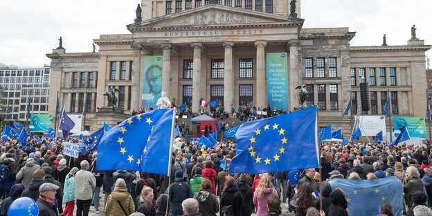 Eine Demonstration für Europa mit vielen Europäischen Flaggen auf dem Gendarmenmarkt in Berlin