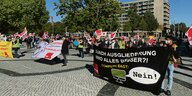 Protestierende mit Fahnen und Bannern vor dem Rathaus in Hannover
