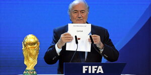 Ex-Fifa-Präsident Blatter hält Zettel mit Katar hoch