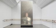 Eine vertikale Videoprojektion aus der Ausstellung "Dolorem Ipsum" von Anna K. E.