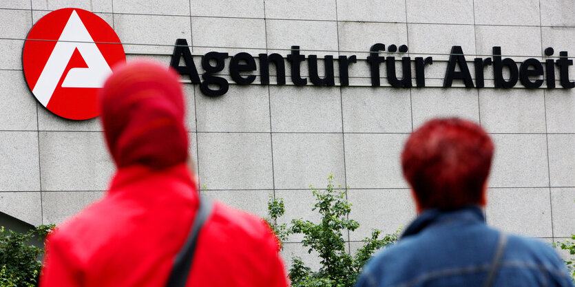 Menschen auf dem Weg in die Agentur für Arbeit