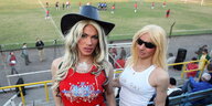 Zwei Schwule posieren bei einem Freundhschaftsspiel zwischen Chile und Argentinien.
