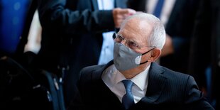 Wolfgang Schäuble umgeben von Abgeordneten im Bundestag