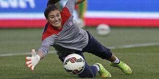 Hope Solo beim Halten eines Balls.