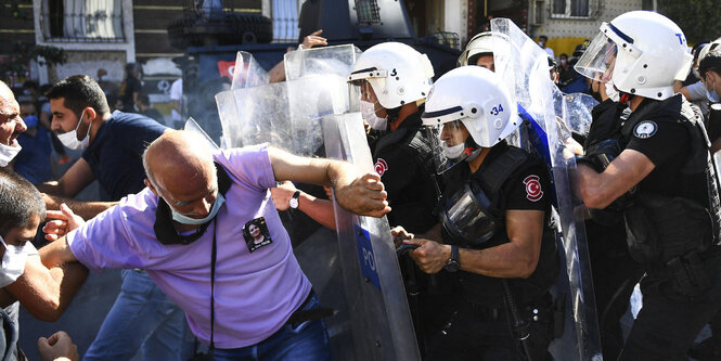 Polizisten und Demonstranten rangeln.