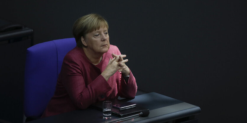 Angela Merkel schaut auf ihr Smartphone