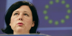 Portrait der EU Kommissarin Vera Jourova. Eine Frau mittleren Alters mit Haaren, die bis zum Kinn reichen. Sie schürzt die Lippen.